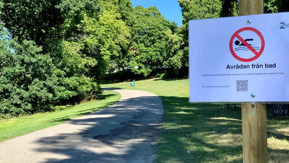 Badavrådan vid Sundbyholms badplats kommer vara kvar över helgen, även om de nya proverna visar på tjänligt vatten.