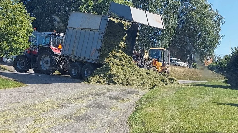 En hög med hö blockerar en väg i Ersmark.