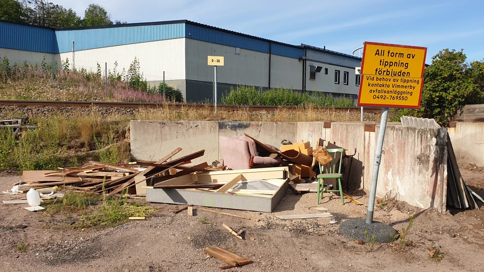 Den här synen mötte kommunal personal i Vimmerby på onsdagen. "Det är allt för vanligt och nedskräpningen har ökat", konstaterar gatuchef Roger Lindell.