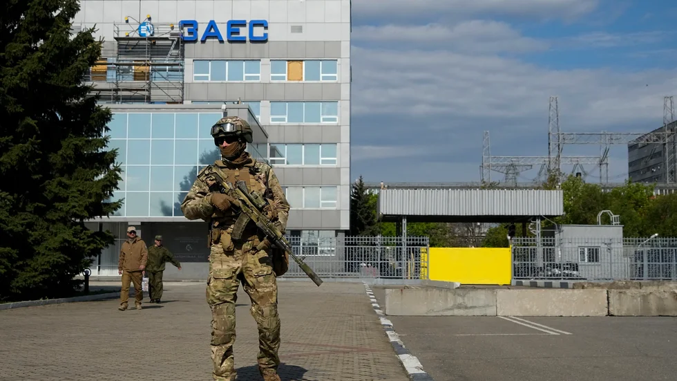 Rysk vakt i Zaporizjzja kärnkraftverk. Bild tagen den 1 maj under en resa som organiserades av Rysslands försvarsdepartement