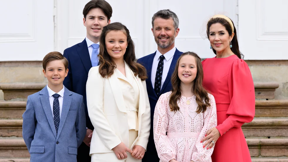 Det danska kronprinsparet Frederik och Mary med sina fyra barn Vincent, Christian, Isabella och Josephine i april i år. Arkivbild.