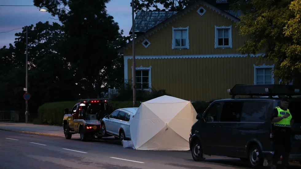 Den bil i vilken ett misstänkt farligt föremål hittades transporterades bort på fredagskvällen.