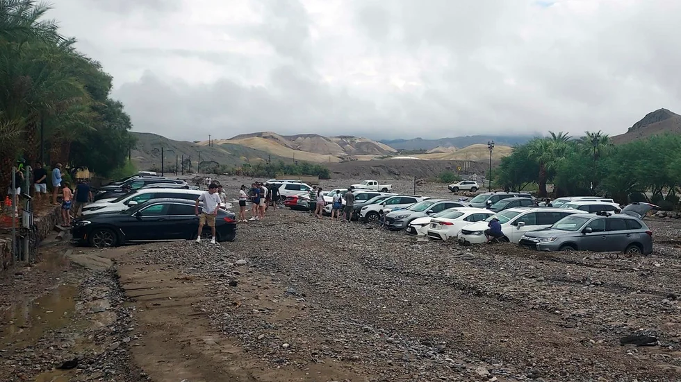 Ett 60-tal fordon i nationalparken Death Valley fastnade efter störtskurarna.
