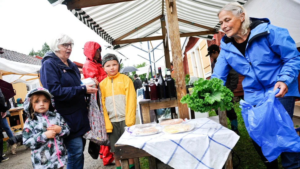 Karin Persson hade barnbarnen Elton och Joline Persson med sig på skördemarknaden. De köpte både grönkål, tomater och ägg av Kristina Bäckman.