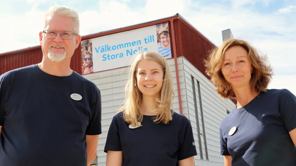 Erik Säfvenberg, Sissi Öquist och Anna Wikman i Noliateamet jobbade febrilt under fredagen för att få allt iordning till premiären.