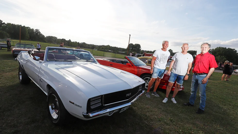 Bosse Karlström med sina Chevrolet Camarovänner, bröderna Per och Owe Lennstrand.