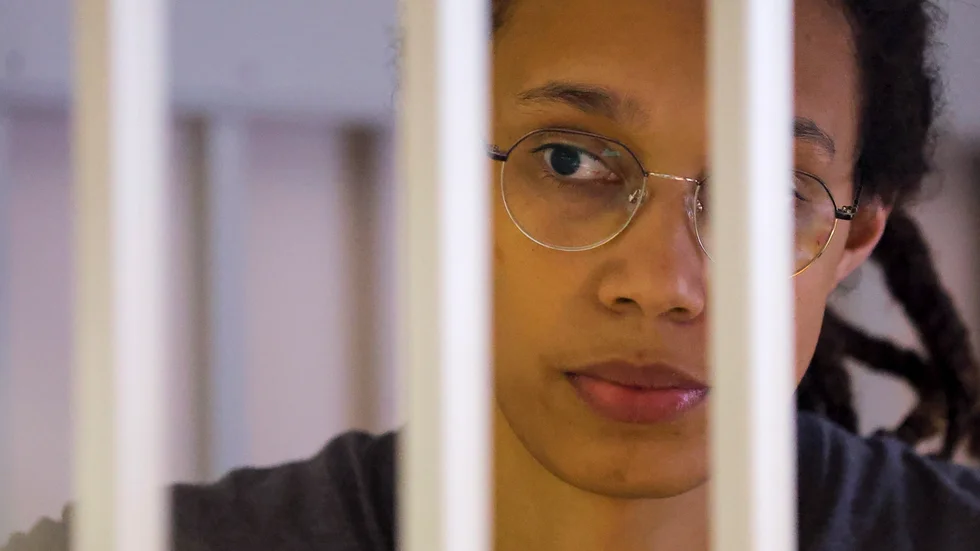 Brittney Griner bakom galler under rättegången i Moskva. Arkivbild.