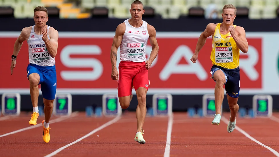 Henrik Larsson, höger, är vidare till semifinal på 100 meter.