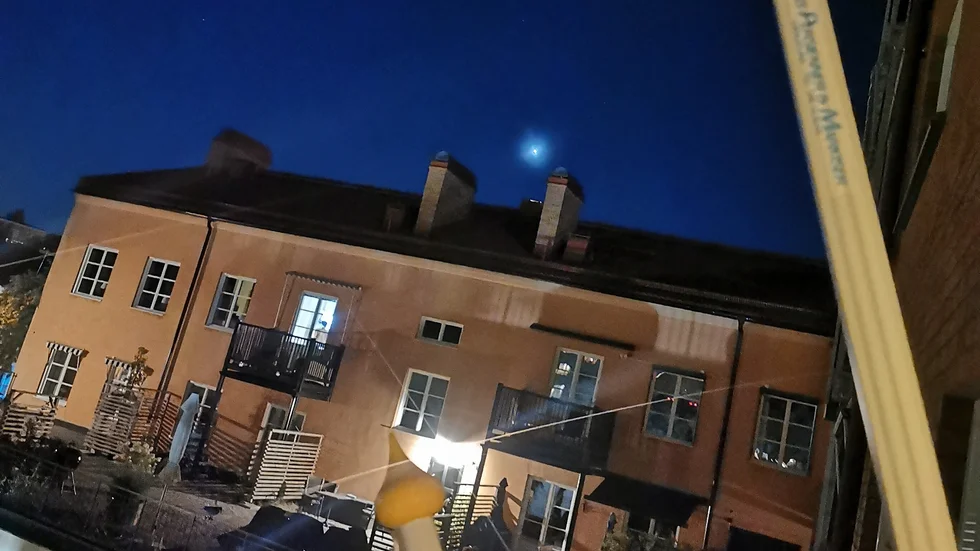 Ett större ljusfenomen lyste upp himlen natten mot lördag.