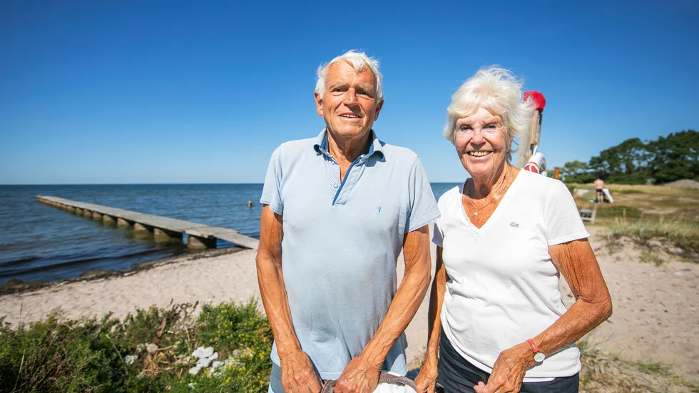 Ingela och Stefan de Maré, boende i Kvarnåkershamn sedan över 40 år, anser att badbryggan måste få vara kvar. Frågan är vem som ska betala för det.