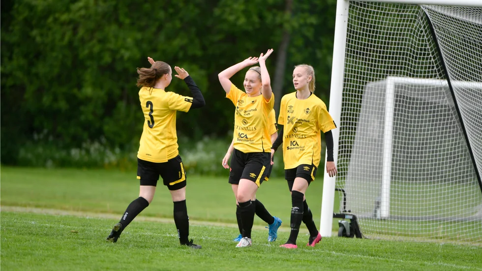 Frida Markusson, mitten, öser in mål för sitt Kaif.