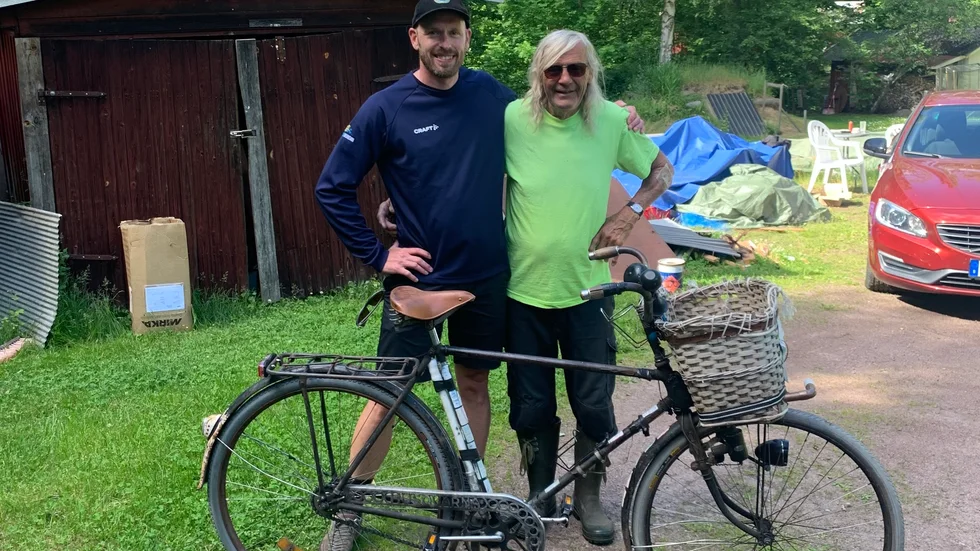 Efterfest i Fagersanna. Oskar Sundblad på fika hos pionjären Stig Johansson dagen efter Vätternrundan. De sammanfattade cykelfesten i Motala tillsammans och ser nu fram emot fler fester, båda två.