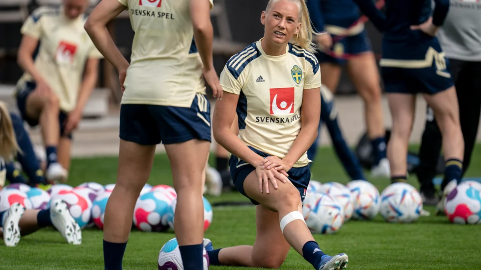 Stina Blackstenius tvingades kliva av träningen när det svenska fotbollslandslaget samlades för sitt EM-förläger i Båstad på måndagen.