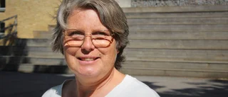 Hon utmanar sig själv i debatterna: "Är egenligen blyg"