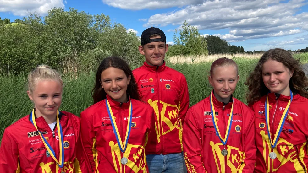 En kvintett KKK.medaljörer vid sprint-SM i Nyköping.  Amelia Lundborg, Linnea Sandnell, Elvira Henriksson, Selma Adem och Dimitrij Tinins.