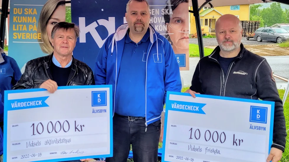 Till vänster: Jerry Lindblom, ordförande i Vidsels Aktivitetshus och Peter Larsson, ordförande för Vidsels Friskola fick ta emot  varitt stipendium av Kristdemokraterna i Älvsbyns ordförande Peter Lundberg. Båda var glada över bidragen som kommer att vara tll nytta för friskolan och aktiviteetshuset. 

