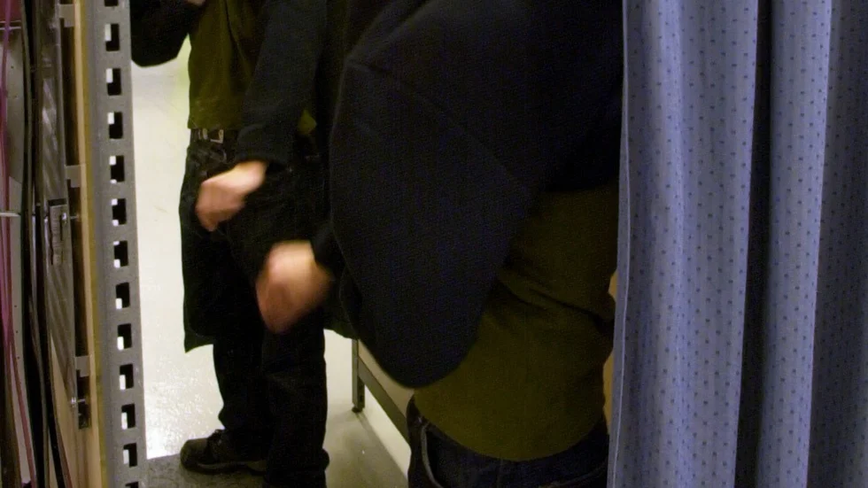 19-åringen försökte stjäla en dyrbar väst från märkesbutiken i centrala Norrköping.