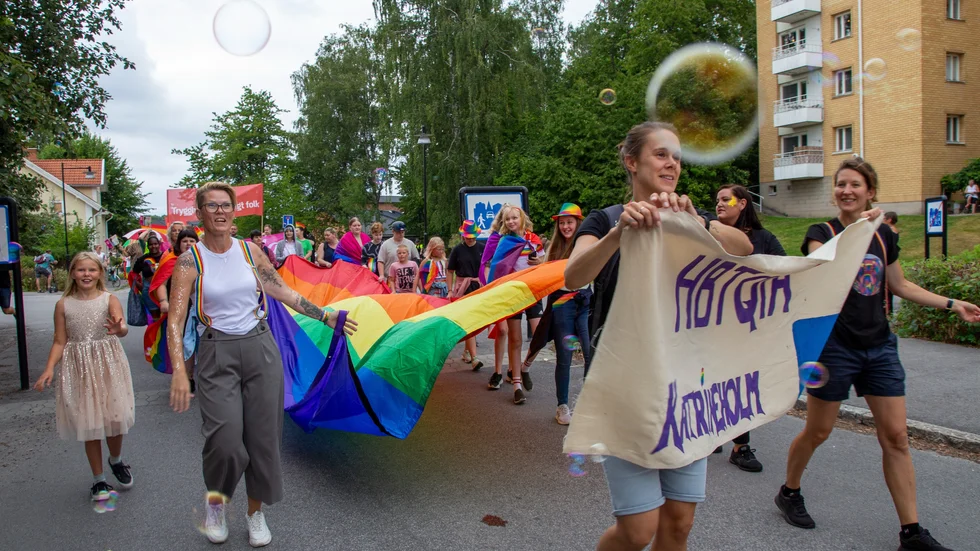 På lördagen är det dags för prideparad och firande i Stadsparken. Tidningen liverapporterar från kärleksfesten.