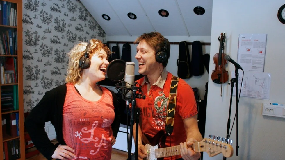 Johanna och Thomas Widén och VM-kören sjunger i Folkets park på fredag. Det blir även musikfrågor och musik.