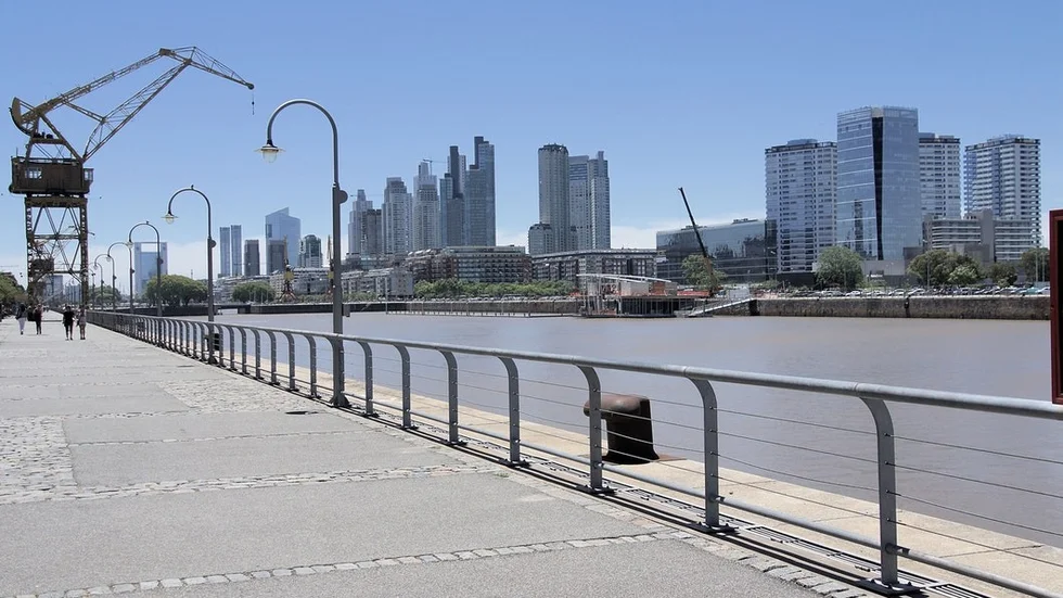 Nyköping är en medelstor å-stad vid havet, säger insändarskribenten och delar med sig av en bild på La Boca, Buenos Aires 2012. Strandlinjen mot Rio de La Plata – Silverfloden. FOTO: GÖRAN  EKBLOM