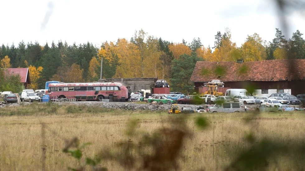 50 bilar skulle ha fraktats bort i september. Nu vill kommunen utdöma vite till mannen, som fortfarande har en mängd gamla fordon på sin gård.