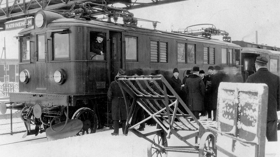 Det första elektriska tåget stannar på Katrineholms station i januari 1926.