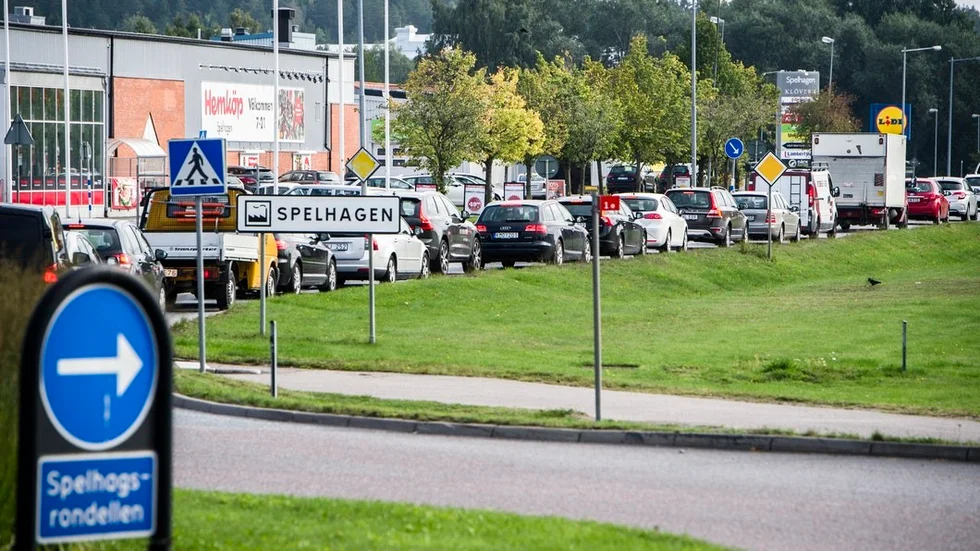 Nu får cyklister och gångtrafikanter en säkrare väg över Arnöbron. 200 meter räcke mellan dem och bilisterna ska bytas ut, vilket beräknas ta fem veckor.