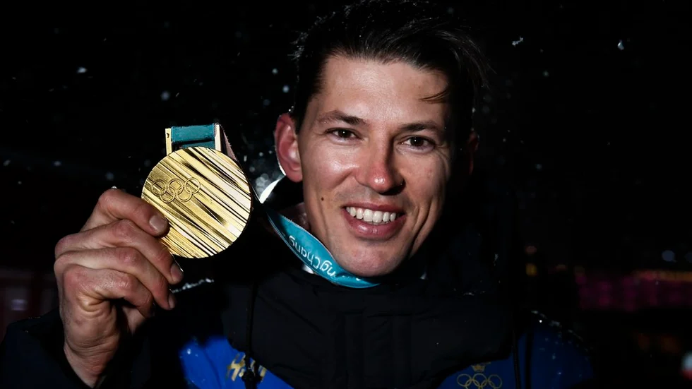 André Myhrer med sin guldmedalj, det hade signaturen Sportfåne gärna sett på SVT.