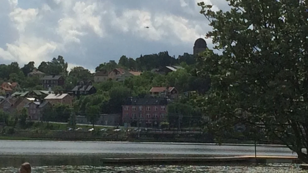 Helikopter cirkulerar i Gnesta.