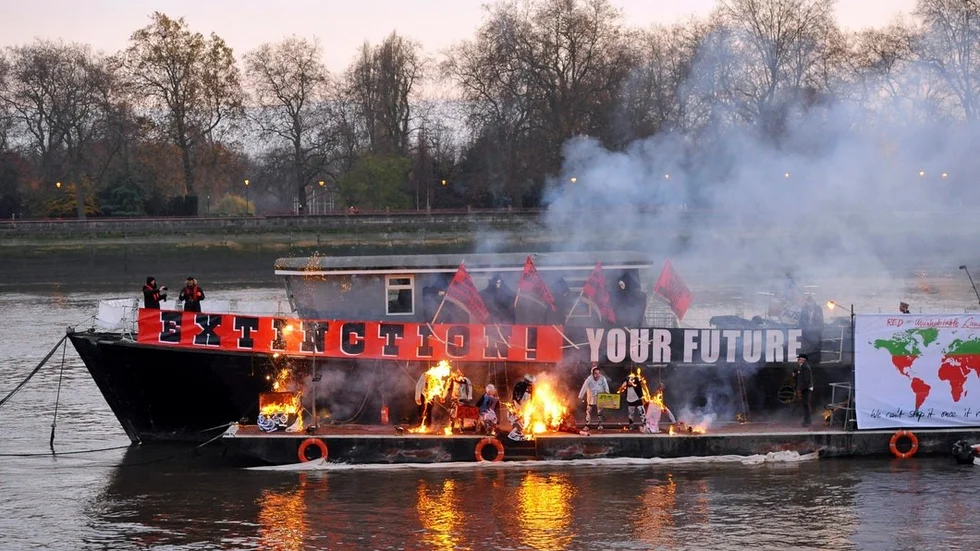 Joe Corré, son till bandets forne manager Malmcolm McLaren och modeskaparen Vivienne Westwood som skapade bandets scenkläder, eldade upp sin dyrbara punksamling i stället för att fira 40-årsminnet av att singeln "Anarchy in the UK" släpptes.