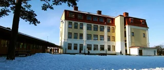 Förälder får inte vistas på skola