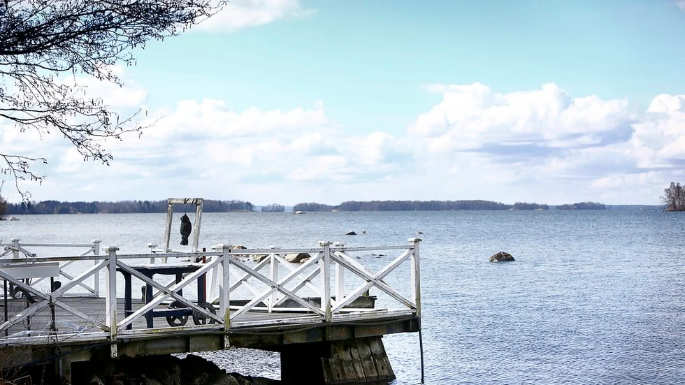 I den här sjön, i Arboga, drunknade 42-åringens make hösten 2015.
