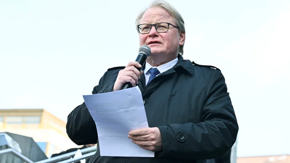 Peter Hultqvist har nära till orden; han talar och skriver gärna. Det är förmågor han nu behöver använda för att förklara sin helt nya ståndpunkt i politiken. Han har allt att vinna på att ta till orda. 