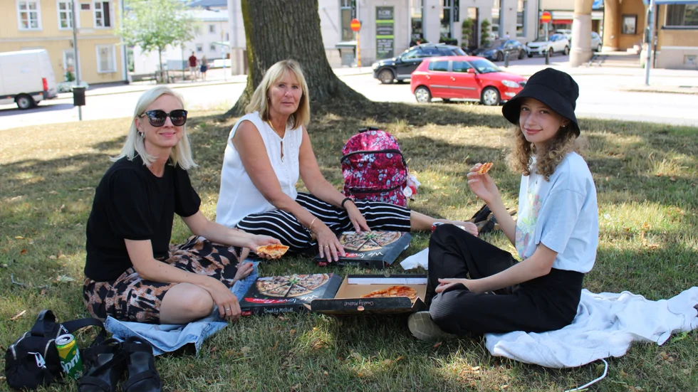 Anna Wik, Annette Karlsson och Tyra Wik använder sällan kontanter. "Men de är bra för att kunna lära barn vad pengar innebär", säger Anette.