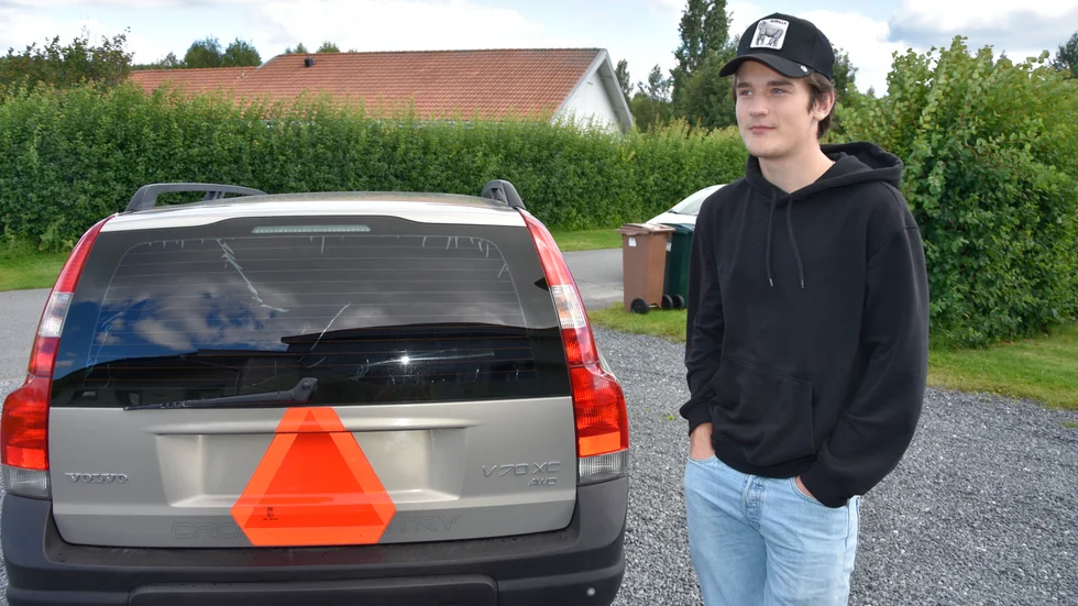 Oscar Nyberg hakar på den heta trenden att köra EPA-traktor. "Det tar en timme att köra till Sävast från centrala Luleå", berättar 16-åringen. 