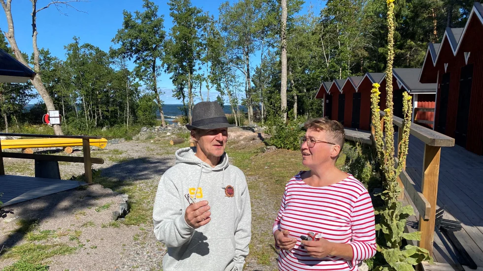 Stig Ederyd och Camilla Ederyd- Lahne är med och arrangerar lördagens sommarfest i Sikhjälma gammelhamn. De hoppas på 500 till 1 000 besökare vid hamnen på Hållnäskusten.