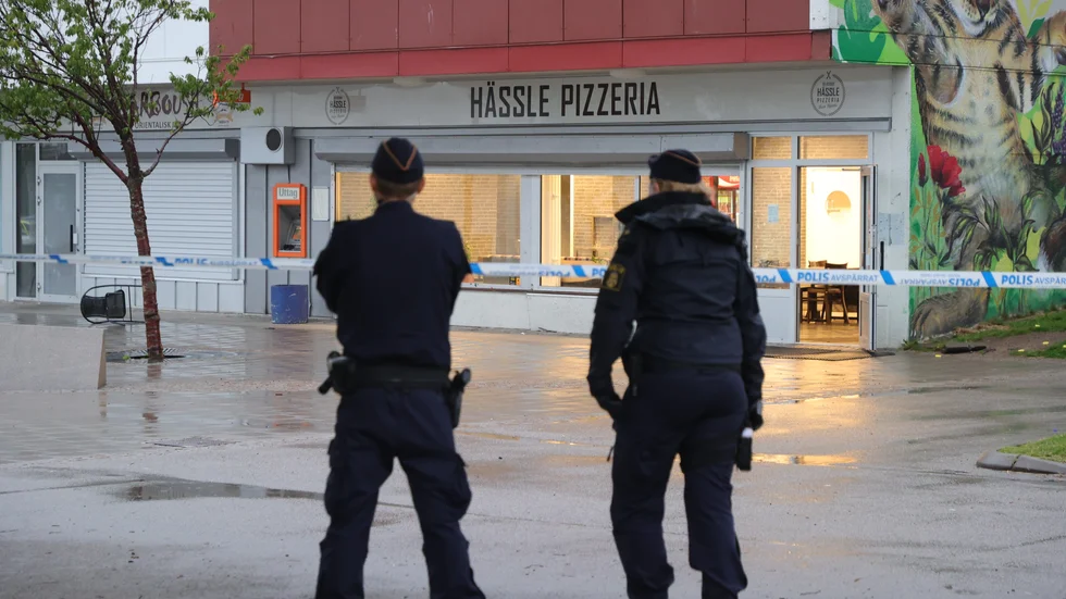 Fyra personer har gripits, misstänkta för att ha varit inblandade i en skottlossning utanför en pizzeria vid Hässle torg i Borås, kvällen den 2 augusti.