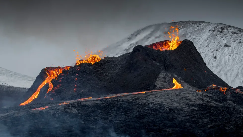 Vulkanen Geldingadalur, som ligger nära huvudstaden Reykjavik, vid ett utbrott den 24 mars 2021.