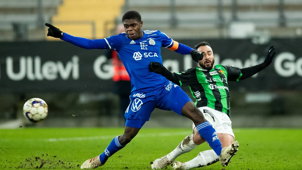 Gray Hoffman, till vänster, är klar för spel i Skellefteå FF. Här i närkamp med Gais-spelaren Richard Yarsuvat.