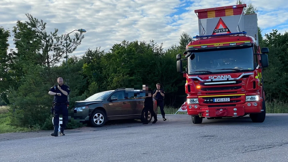 En förare körde in i en stolpe i Örsundsbro.