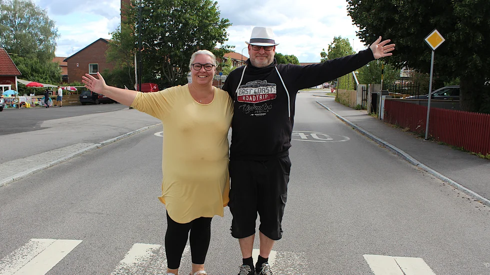 "Välkomna till Ljungsbro marknad", säger samboparet Monika Andersson och Urban Blomstedt.