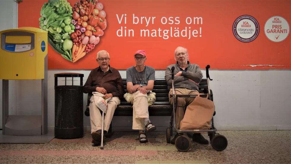 "Det är inte bra att det är så få platser, det var mycket bättre förr. Jag har lite dålig balans så jag behöver få sitta ner ibland", säger Håkan Spets innan han tar plats bredvid Roger Gustafsson och Christer Lundin på bänken.