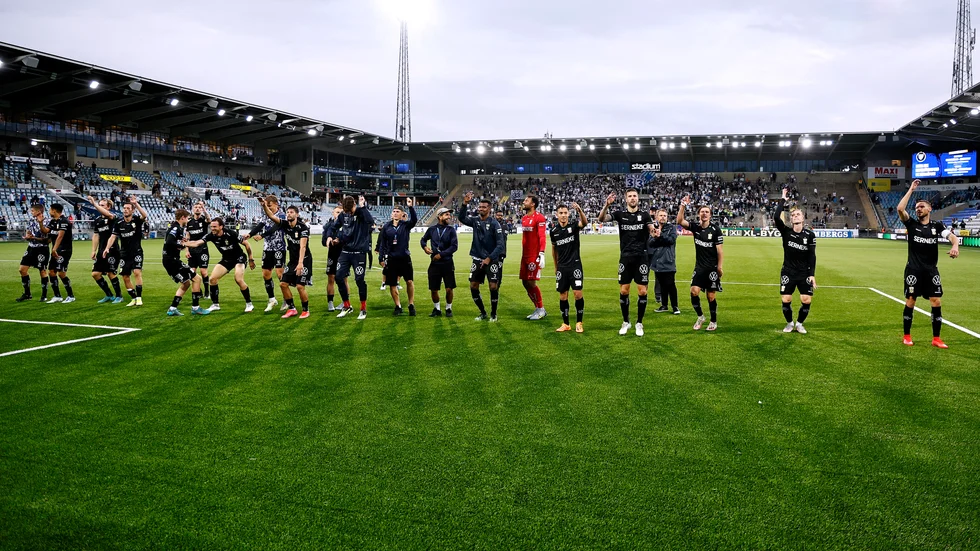 IFK Göteborg firar med fansen efter segern borta mot IFK Norrköping i slutet av juli. Arkivbild.