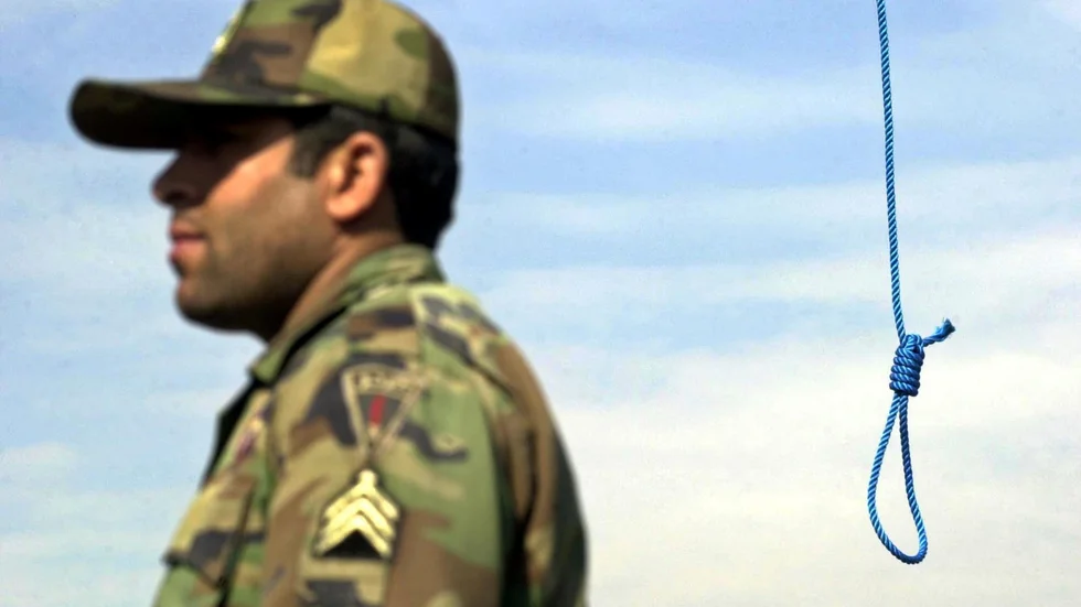 En snara syns bakom en iransk polis vid en annan avrättning. Arkivbild.