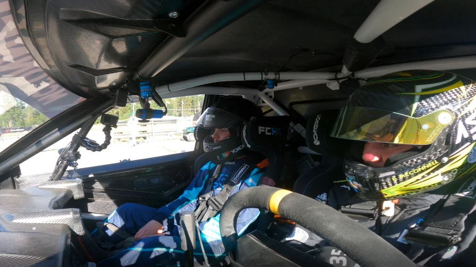Tidningens reporter fick följa med på en runda runt Nitro rallycross bana tillsammans med den jamaicanska föraren Fraser McConnell.
