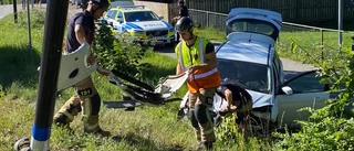 Bil kolliderade med lyktstolpe – körde ner i diket 
