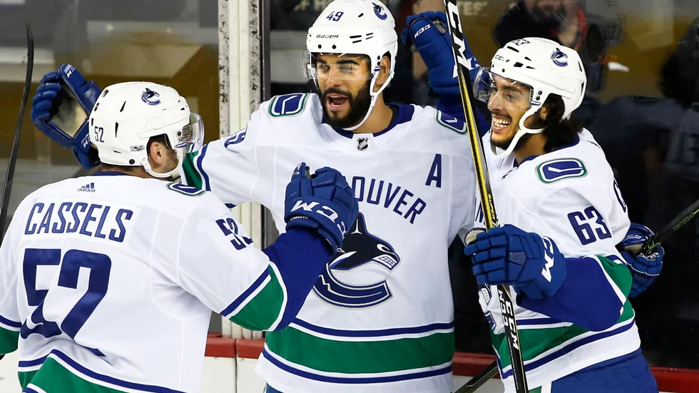 Cole Cassels, till vänster, under en försäsongsmatch med Vancouver. Arkivbild.