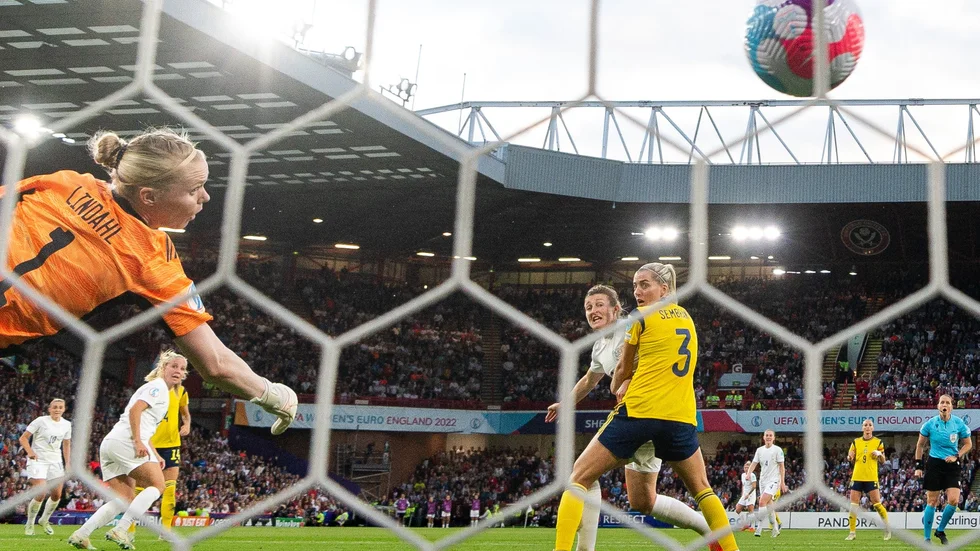 Andra engelska målet på väg in bakom Hedvig Lindahl i EM-semifinalen på Bramall lane.