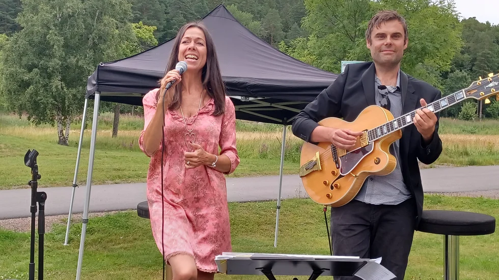 Rigmor Gustafsson och Erik Söderlind i Brunnsparken Söderköping.