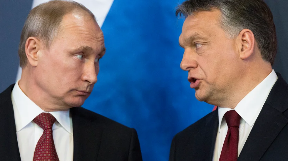 Krigsherren och hans villiga språkrör. Vladimir Putin (tv), härskare i Kreml. Viktor Orbán (th), som gjort Ungern till i realiteten en enpartistat, där pressfriheten är eliminerad.  